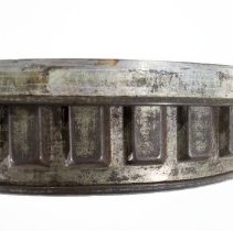 Tin bundt pan with lid - Side detail